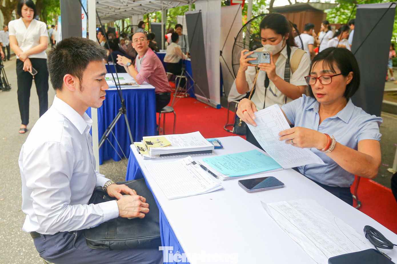 "Tôi là người lao động bên Hàn Quốc trở về, sau hơn 1 năm về nước tôi rất muốn tìm công việc về kỹ thuật, phù hợp ở Việt Nam. Đến ngày hội tôi được tiếp cận và tìm hiểu nhiều vị trí, công việc. Những phiên lưu động này rất tốt và hữu ích, rất đa dạng việc làm cho những lao động trở về từ nước ngoài", anh Nguyễn Văn Dũng (sn 1989, Bắc Giang) chia sẻ. "Tôi là người lao động bên Hàn Quốc trở về, sau hơn 1 năm về nước tôi rất muốn tìm công việc về kỹ thuật, phù hợp ở Việt Nam. Đến ngày hội tôi được tiếp cận và tìm hiểu nhiều vị trí, công việc. Những phiên lưu động này rất tốt và hữu ích, rất đa dạng việc làm cho những lao động trở về từ nước ngoài", anh Nguyễn Văn Dũng (sn 1989, Bắc Giang) chia sẻ.