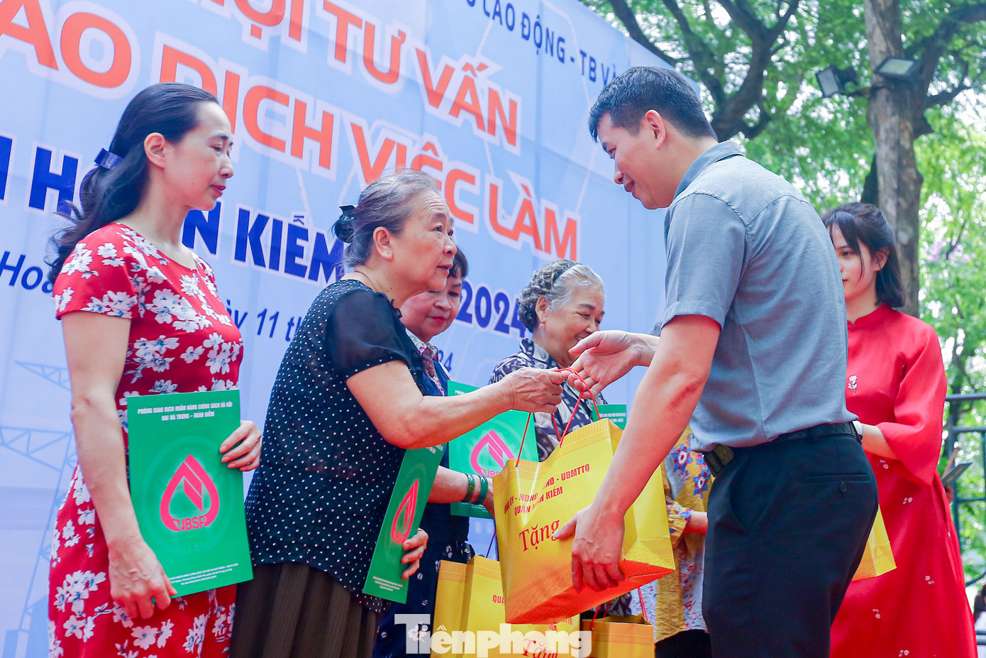 Đại diện Ngân hàng Chính sách xã hội trao hợp đồng vay vốn và lãnh đạo quận tặng quà cho người lao động. Đại diện Ngân hàng Chính sách xã hội trao hợp đồng vay vốn và lãnh đạo quận tặng quà cho người lao động.