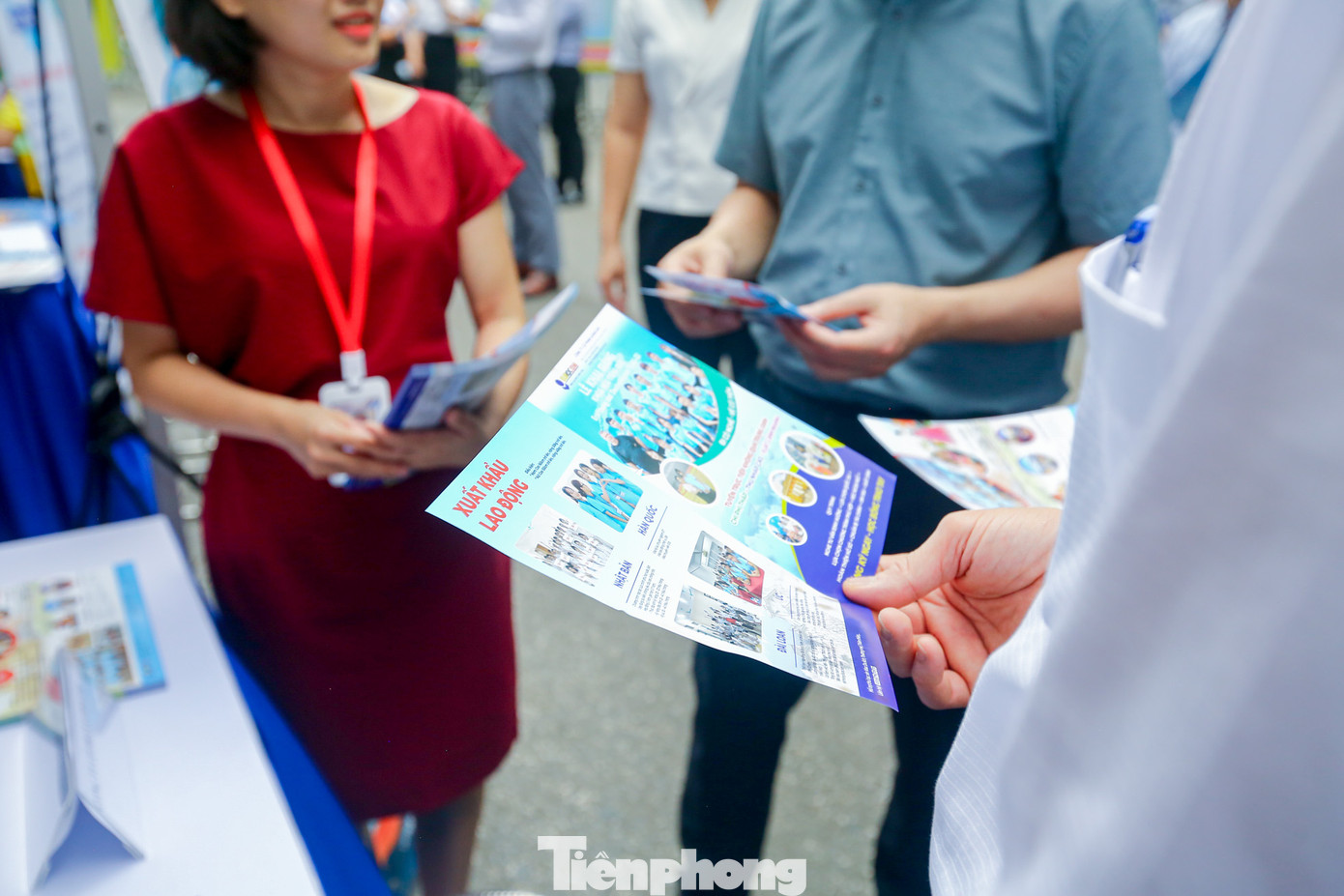 "Công ty chúng tôi chuyên sản phẩm trong ngành nha khoa, đến với phiên giao dịch ngày hôm nay, công ty tuyển nhân sự ở hai vị trí phòng kỹ thuật và phòng kinh doanh. Với bộ phận kinh doanh mức lương mà chúng tôi đưa ra giao động từ 15-30 triệu đồng/tháng, với bộ phận kỹ thuật mức lương từ 10-15 triệu đồng/tháng. Đến với ngày hội chúng tôi mong muốn tuyển được nhân sự phù hợp, tuy nhiên công ty cũng đang gặp khó khăn bởi những yêu cầu chuyên môn, đặc thù ở từng vị trí", đại diện một nhà tuyển dụng ở Ngày hội cho biết. "Công ty chúng tôi chuyên sản phẩm trong ngành nha khoa, đến với phiên giao dịch ngày hôm nay, công ty tuyển nhân sự ở hai vị trí phòng kỹ thuật và phòng kinh doanh. Với bộ phận kinh doanh mức lương mà chúng tôi đưa ra giao động từ 15-30 triệu đồng/tháng, với bộ phận kỹ thuật mức lương từ 10-15 triệu đồng/tháng. Đến với ngày hội chúng tôi mong muốn tuyển được nhân sự phù hợp, tuy nhiên công ty cũng đang gặp khó khăn bởi những yêu cầu chuyên môn, đặc thù ở từng vị trí", đại diện một nhà tuyển dụng ở Ngày hội cho biết.