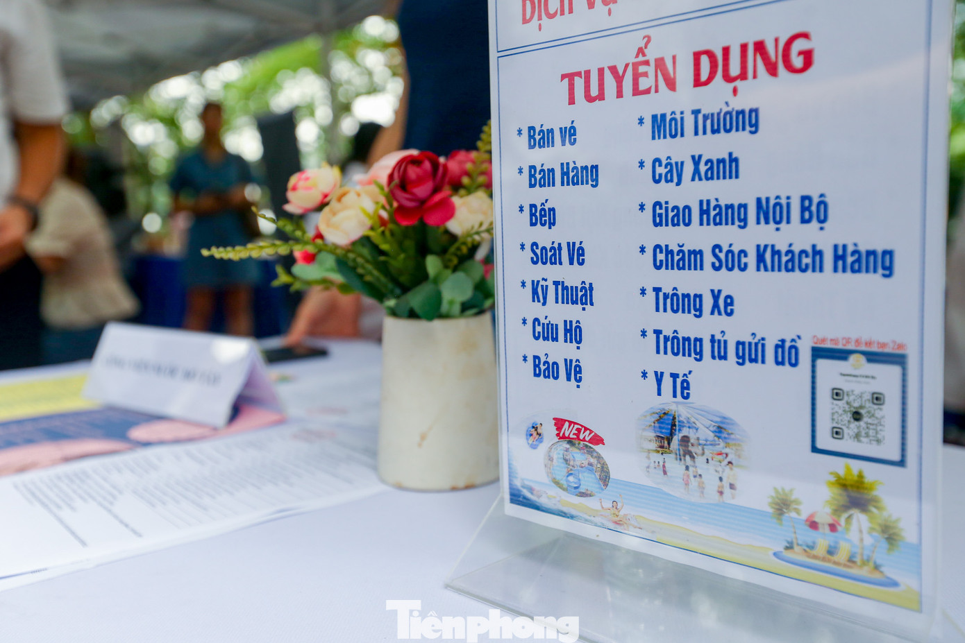 "Công ty chúng tôi chuyên sản phẩm trong ngành nha khoa, đến với phiên giao dịch ngày hôm nay, công ty tuyển nhân sự ở hai vị trí phòng kỹ thuật và phòng kinh doanh. Với bộ phận kinh doanh mức lương mà chúng tôi đưa ra giao động từ 15-30 triệu đồng/tháng, với bộ phận kỹ thuật mức lương từ 10-15 triệu đồng/tháng. Đến với ngày hội chúng tôi mong muốn tuyển được nhân sự phù hợp, tuy nhiên công ty cũng đang gặp khó khăn bởi những yêu cầu chuyên môn, đặc thù ở từng vị trí", đại diện một nhà tuyển dụng ở Ngày hội cho biết. "Công ty chúng tôi chuyên sản phẩm trong ngành nha khoa, đến với phiên giao dịch ngày hôm nay, công ty tuyển nhân sự ở hai vị trí phòng kỹ thuật và phòng kinh doanh. Với bộ phận kinh doanh mức lương mà chúng tôi đưa ra giao động từ 15-30 triệu đồng/tháng, với bộ phận kỹ thuật mức lương từ 10-15 triệu đồng/tháng. Đến với ngày hội chúng tôi mong muốn tuyển được nhân sự phù hợp, tuy nhiên công ty cũng đang gặp khó khăn bởi những yêu cầu chuyên môn, đặc thù ở từng vị trí", đại diện một nhà tuyển dụng ở Ngày hội cho biết.