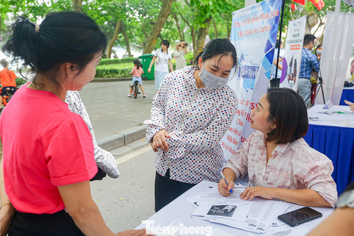 Lao động tìm hiểu vị trí việc làm, phỏng vấn trực tiếp ngay tại Ngày hội. Lao động tìm hiểu vị trí việc làm, phỏng vấn trực tiếp ngay tại Ngày hội.