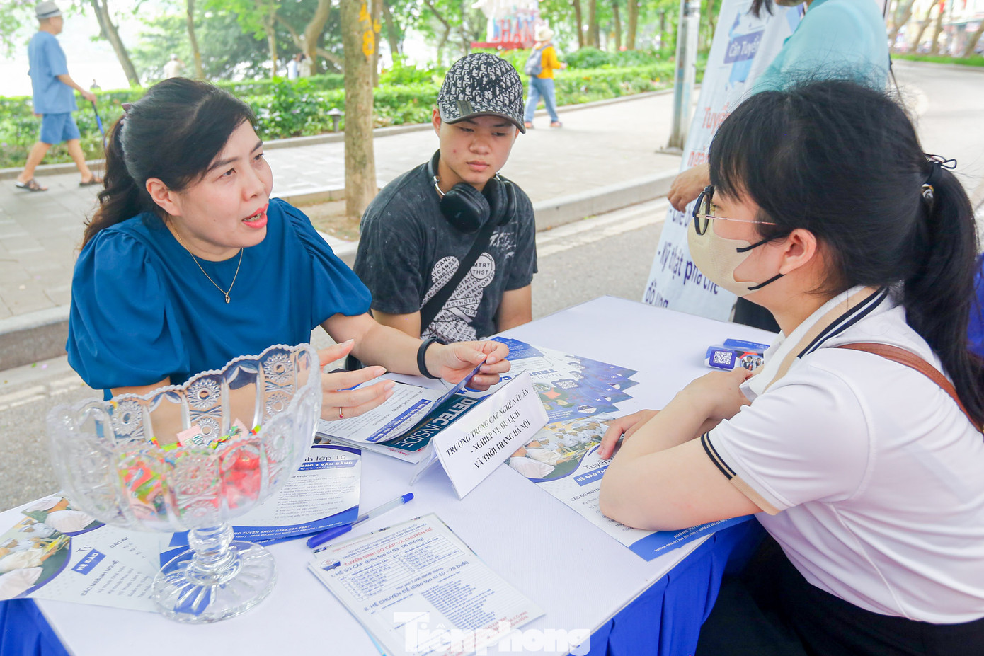 Lao động tìm hiểu vị trí việc làm, phỏng vấn trực tiếp ngay tại Ngày hội. Lao động tìm hiểu vị trí việc làm, phỏng vấn trực tiếp ngay tại Ngày hội.