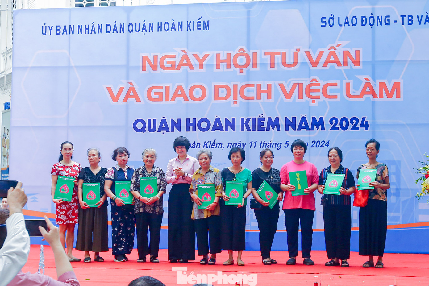 Đại diện Ngân hàng Chính sách xã hội trao hợp đồng vay vốn và lãnh đạo quận tặng quà cho người lao động. Đại diện Ngân hàng Chính sách xã hội trao hợp đồng vay vốn và lãnh đạo quận tặng quà cho người lao động.