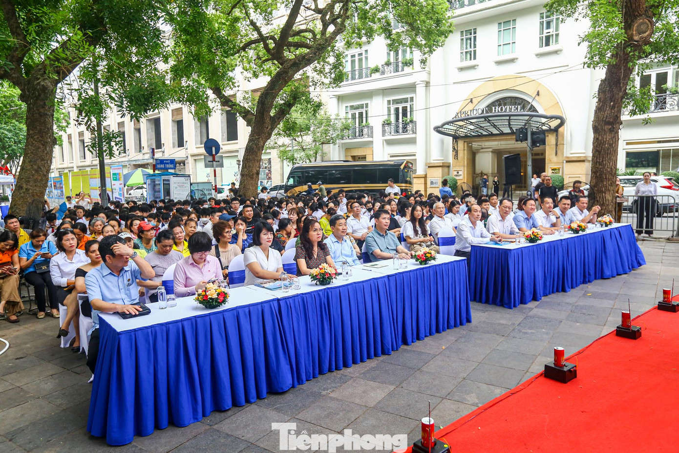 Sáng ngày 11/5, Sở Lao động - Thương binh và Xã hội Hà Nội và UBND quận Hoàn Kiếm đã tổ chức Ngày hội tư vấn và giao dịch việc làm quận Hoàn Kiếm năm 2024 tại trước cửa Trung tâm Múa rối nước Bông Sen (phường Hàng Trống, quận Hoàn Kiếm, Hà Nội). Sáng ngày 11/5, Sở Lao động - Thương binh và Xã hội Hà Nội và UBND quận Hoàn Kiếm đã tổ chức Ngày hội tư vấn và giao dịch việc làm quận Hoàn Kiếm năm 2024 tại trước cửa Trung tâm Múa rối nước Bông Sen (phường Hàng Trống, quận Hoàn Kiếm, Hà Nội).