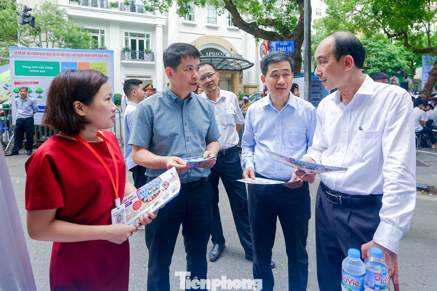 Lãnh đạo Sở LĐTBXH và UBND quận Hoàn Kiếm thăm 25 đơn vị, gian hàng tuyển dụng lao động. Lãnh đạo Sở LĐTBXH và UBND quận Hoàn Kiếm thăm 25 đơn vị, gian hàng tuyển dụng lao động.