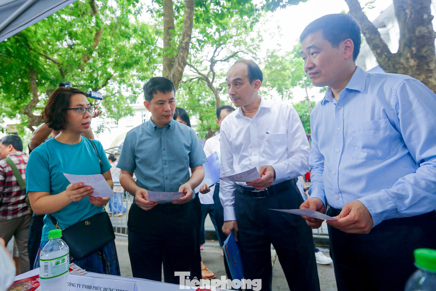 Lãnh đạo Sở LĐTBXH và UBND quận Hoàn Kiếm thăm 25 đơn vị, gian hàng tuyển dụng lao động. Lãnh đạo Sở LĐTBXH và UBND quận Hoàn Kiếm thăm 25 đơn vị, gian hàng tuyển dụng lao động.