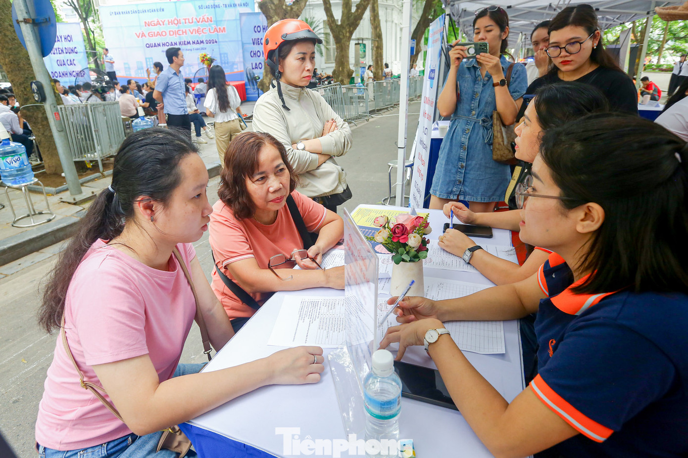 Lao động tìm hiểu vị trí việc làm, phỏng vấn trực tiếp ngay tại Ngày hội. Lao động tìm hiểu vị trí việc làm, phỏng vấn trực tiếp ngay tại Ngày hội.