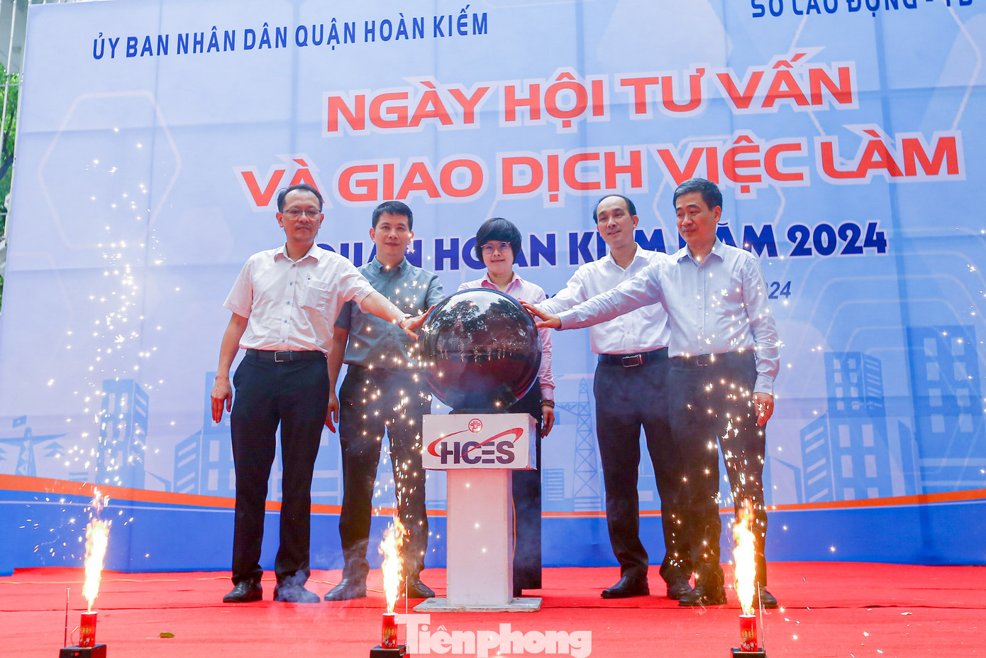 Khai mạc Ngày hội tư vấn và giao dịch việc làm quận Hoàn Kiếm năm 2024. Khai mạc Ngày hội tư vấn và giao dịch việc làm quận Hoàn Kiếm năm 2024.