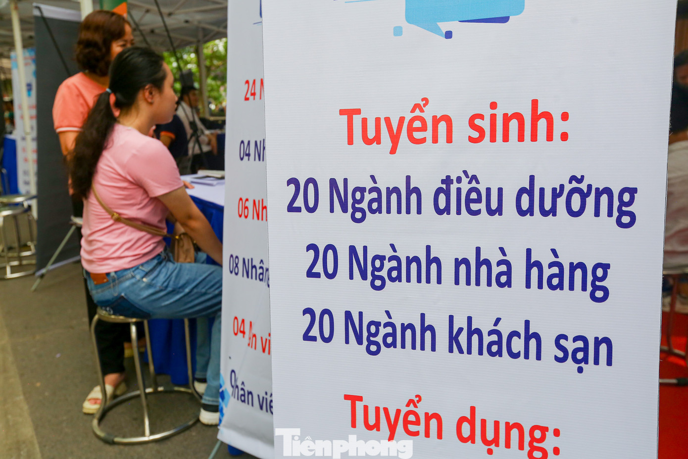 "Công ty chúng tôi chuyên sản phẩm trong ngành nha khoa, đến với phiên giao dịch ngày hôm nay, công ty tuyển nhân sự ở hai vị trí phòng kỹ thuật và phòng kinh doanh. Với bộ phận kinh doanh mức lương mà chúng tôi đưa ra giao động từ 15-30 triệu đồng/tháng, với bộ phận kỹ thuật mức lương từ 10-15 triệu đồng/tháng. Đến với ngày hội chúng tôi mong muốn tuyển được nhân sự phù hợp, tuy nhiên công ty cũng đang gặp khó khăn bởi những yêu cầu chuyên môn, đặc thù ở từng vị trí", đại diện một nhà tuyển dụng ở Ngày hội cho biết. "Công ty chúng tôi chuyên sản phẩm trong ngành nha khoa, đến với phiên giao dịch ngày hôm nay, công ty tuyển nhân sự ở hai vị trí phòng kỹ thuật và phòng kinh doanh. Với bộ phận kinh doanh mức lương mà chúng tôi đưa ra giao động từ 15-30 triệu đồng/tháng, với bộ phận kỹ thuật mức lương từ 10-15 triệu đồng/tháng. Đến với ngày hội chúng tôi mong muốn tuyển được nhân sự phù hợp, tuy nhiên công ty cũng đang gặp khó khăn bởi những yêu cầu chuyên môn, đặc thù ở từng vị trí", đại diện một nhà tuyển dụng ở Ngày hội cho biết.