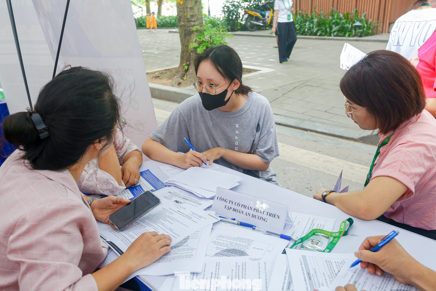 "Em cần việc làm ở vị trí phụ bếp, trong sáng nay em đã tìm được công ty phù hợp với mong muốn của em. Mọi người ở đây rất tích cực và nhiệt tình tư vấn cho em. Những phiên giao dịch việc làm như này rất hữu ích, chúng em có thể đến tận nơi, phỏng vấn trực tiếp với công việc phù hợp", em Nguyễn Phương Thảo (sn 2006, quận Hoàn Kiếm) chia sẻ. "Em cần việc làm ở vị trí phụ bếp, trong sáng nay em đã tìm được công ty phù hợp với mong muốn của em. Mọi người ở đây rất tích cực và nhiệt tình tư vấn cho em. Những phiên giao dịch việc làm như này rất hữu ích, chúng em có thể đến tận nơi, phỏng vấn trực tiếp với công việc phù hợp", em Nguyễn Phương Thảo (sn 2006, quận Hoàn Kiếm) chia sẻ.