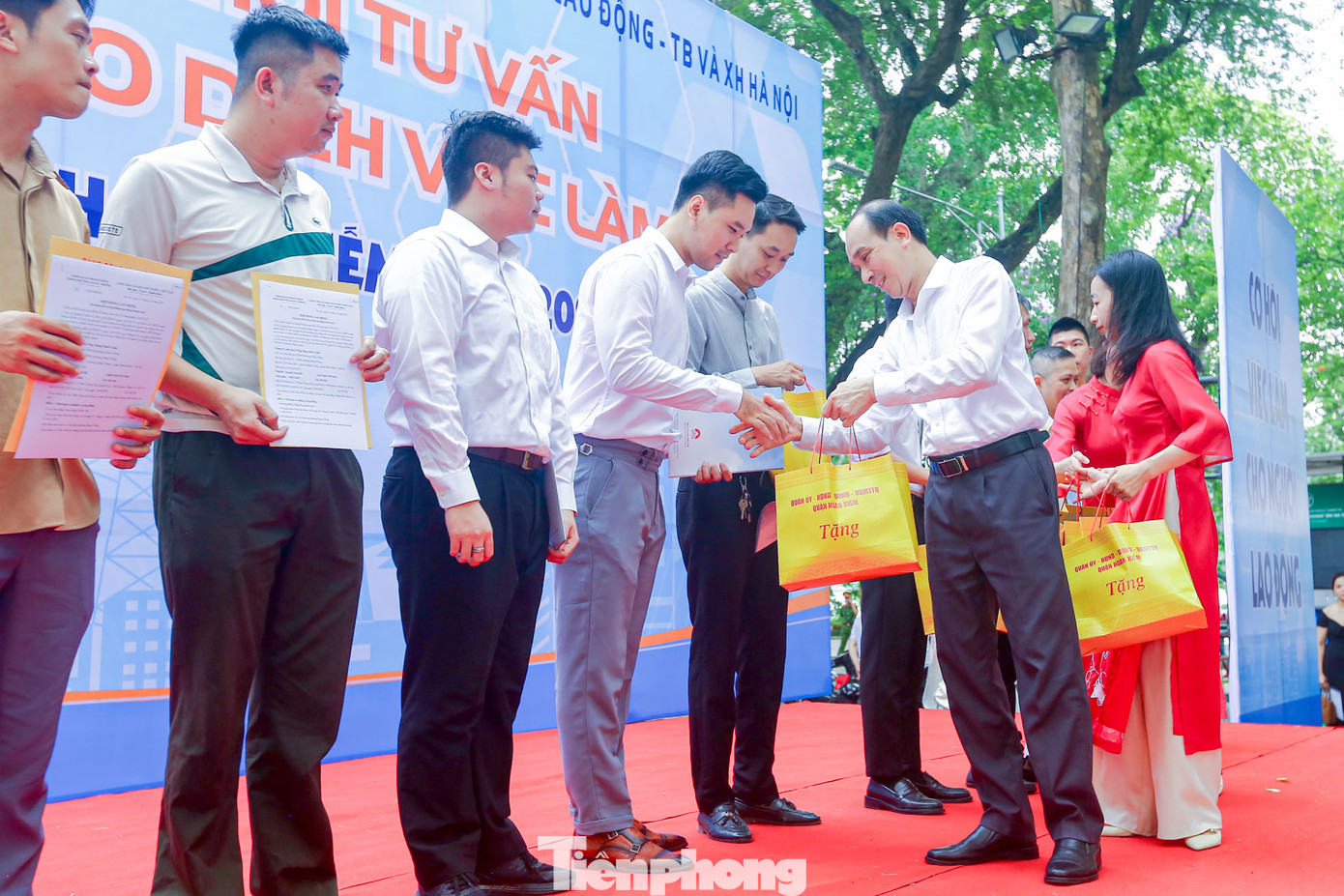 Trao hợp đồng lao động cho người lao động mới được các đơn vị tuyển dụng tại buổi lễ khai mạc. Trao hợp đồng lao động cho người lao động mới được các đơn vị tuyển dụng tại buổi lễ khai mạc.