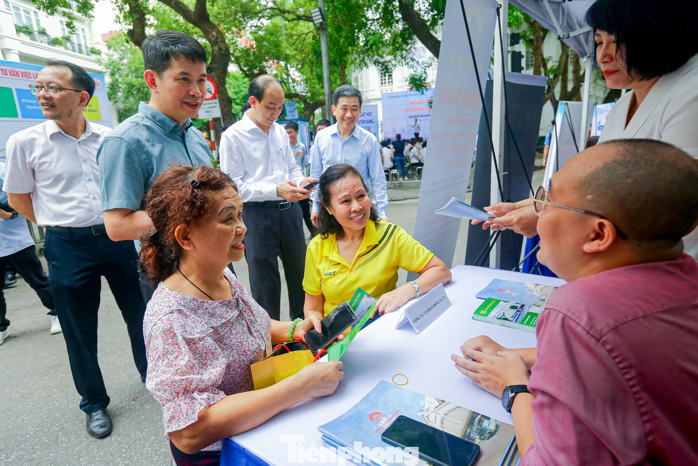 Lãnh đạo Sở LĐTBXH và UBND quận Hoàn Kiếm thăm 25 đơn vị, gian hàng tuyển dụng lao động. Lãnh đạo Sở LĐTBXH và UBND quận Hoàn Kiếm thăm 25 đơn vị, gian hàng tuyển dụng lao động.