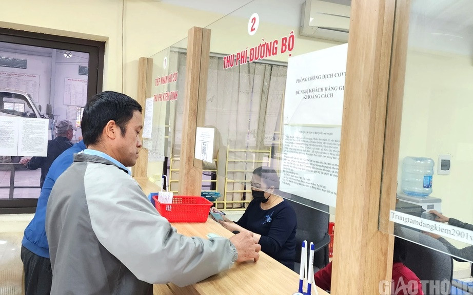 Theo dự thảo, khi thực hiện cấp Giấy chứng nhận, Tem kiểm định cho xe miễn kiểm định lần đầu, đơn vị đăng kiểm đồng thời phải cập nhật nội dung này trên phần mềm cảnh báo xe cơ giới của Cục Đăng kiểm.