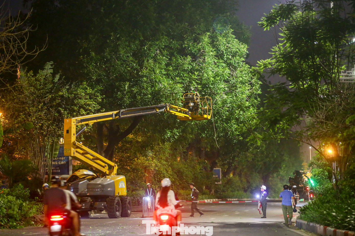 Để thực hiện việc chăm sóc, cắt tỉa cành cây, công nhân thường xuyên phải căng dây chặn các phương tiện qua lại khu vực thi công.