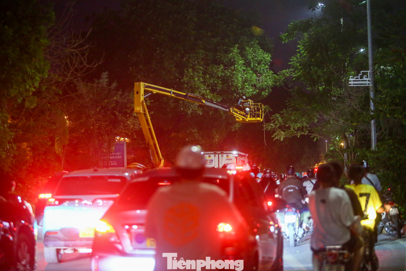 Tình trạng ùn ứ phương tiện xảy ra khi công nhân căng dây, rào khu vực cắt tỉa.