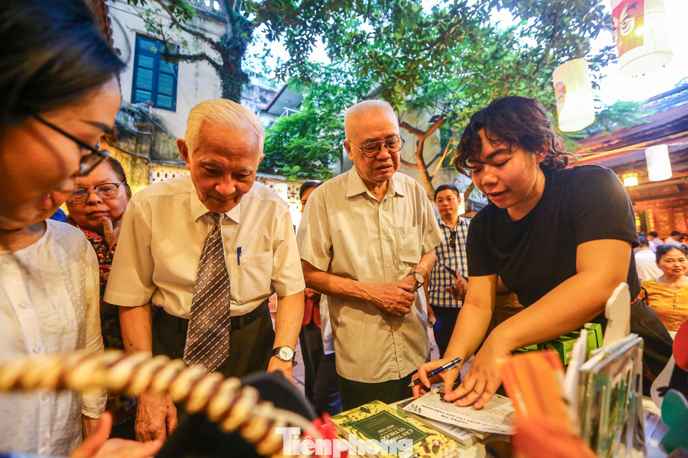 Người dân và du khách được tiếp cận các sản phẩm dược liệu và các sản phẩm về y dược cổ truyền,