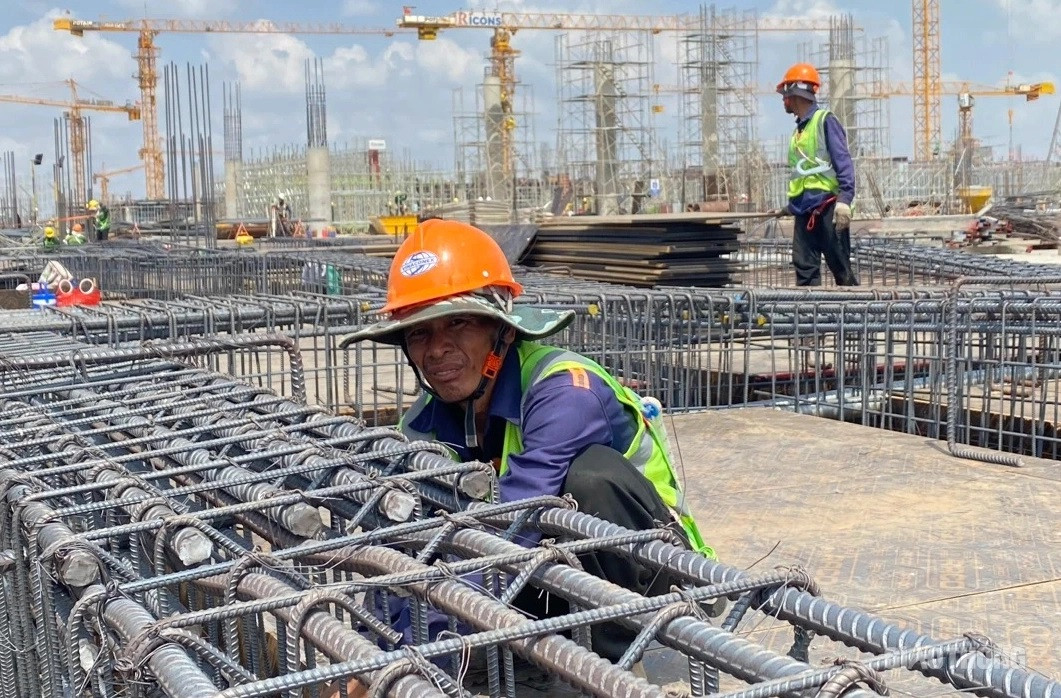 Ông Nguyễn Châu (đại diện nhà thầu Vinaconex) cho biết do miền Nam đã vào mùa mưa, công tác thi công khó khăn hơn. Nhà thầu vẫn tranh thủ lúc trời nắng để tiếp tục đẩy nhanh tiến độ. Ông Nguyễn Châu (đại diện nhà thầu Vinaconex) cho biết do miền Nam đã vào mùa mưa, công tác thi công khó khăn hơn. Nhà thầu vẫn tranh thủ lúc trời nắng để tiếp tục đẩy nhanh tiến độ.