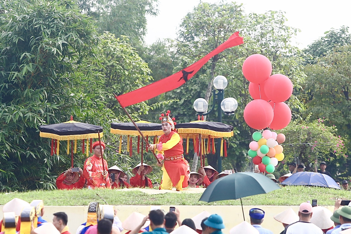 Trận đánh Soi Bia, ông Hiệu Cờ múa cờ Lệnh với các động tác múa cờ Thuận và múa cờ Nghịch, thể hiện sự mưu lược sáng tạo trong Binh Pháp