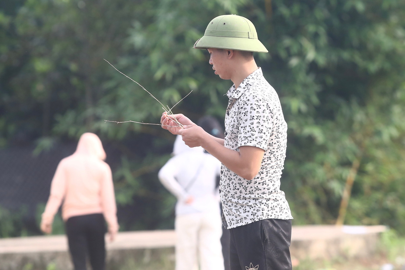 Hội trận kết thúc, nhiều người vẫn ở lại tìm những mảnh chiếu lộc còn sót lại tại khu vực tái hiện trận đánh.