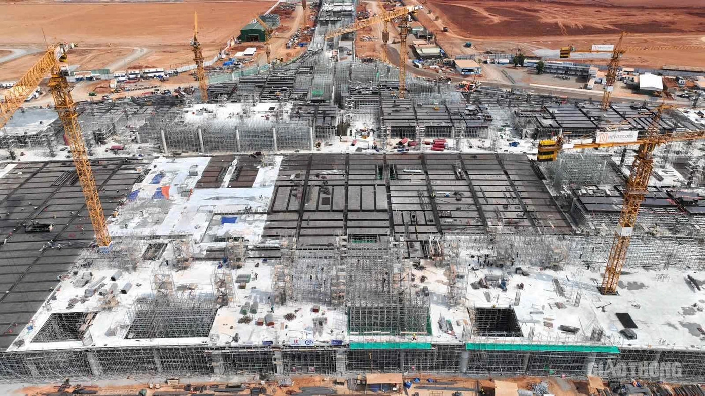 Có hàng ngàn xe, máy móc, thiết bị được điều động để cùng đẩy nhanh tiến độ dự án. Có hàng ngàn xe, máy móc, thiết bị được điều động để cùng đẩy nhanh tiến độ dự án.