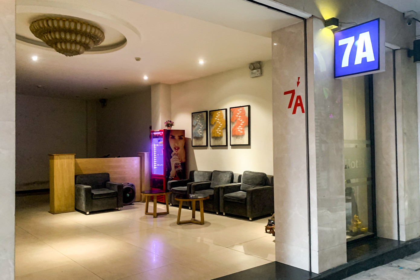 Cũng nằm trong ngõ 111 Quan Hoa, hộ kinh doanh B&amp;B vi phạm PCCC và bị đình chỉ hoạt động từ năm 2022. Tuy nhiên, theo quan sát, cơ sở kinh doanh vẫn đang hoạt động dưới dạng nhà nghỉ.