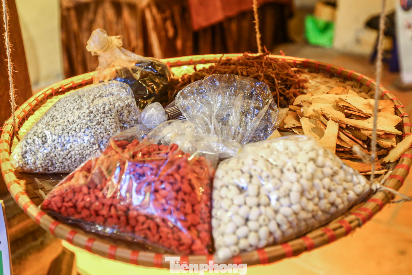 Các sản phẩm dược liệu và các sản phẩm về y dược cổ truyền, bài thuốc quý được trưng bày.