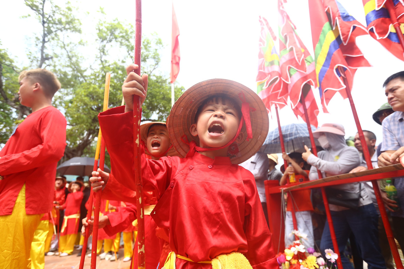 Tham gia lễ rước có sự góp mặt của rất nhiều trẻ em và người lớn xã Phù Đổng vào các vai các Phù Giá. Sau khi nghe hiệu lệnh, người trong đoàn rước hét lớn: "Reo lên nào! Dẹp ra nào!" tạo nên không khí náo nhiệt.