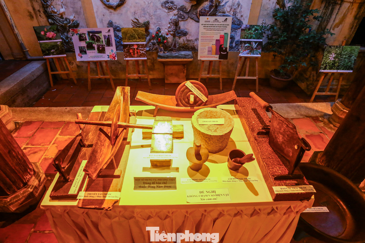 Trưng bày dụng cụ, phương tiện để bào chế thuốc Đông Nam dược.