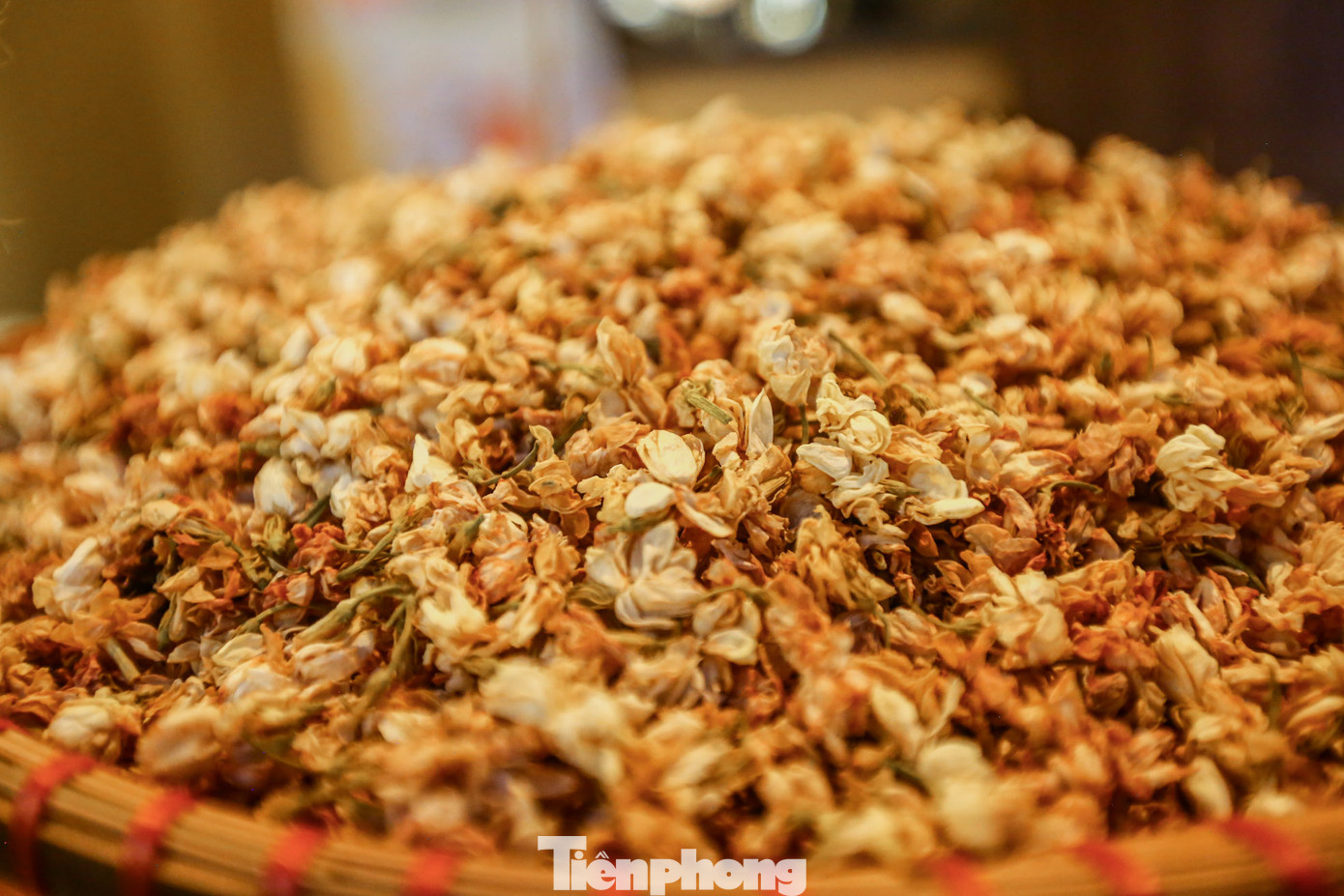 Các sản phẩm dược liệu và các sản phẩm về y dược cổ truyền, bài thuốc quý được trưng bày.