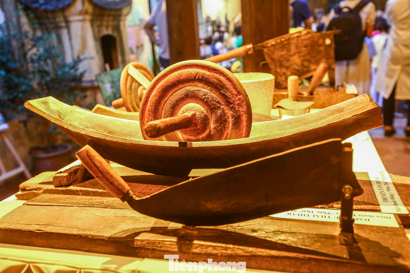 Trưng bày dụng cụ, phương tiện để bào chế thuốc Đông Nam dược.