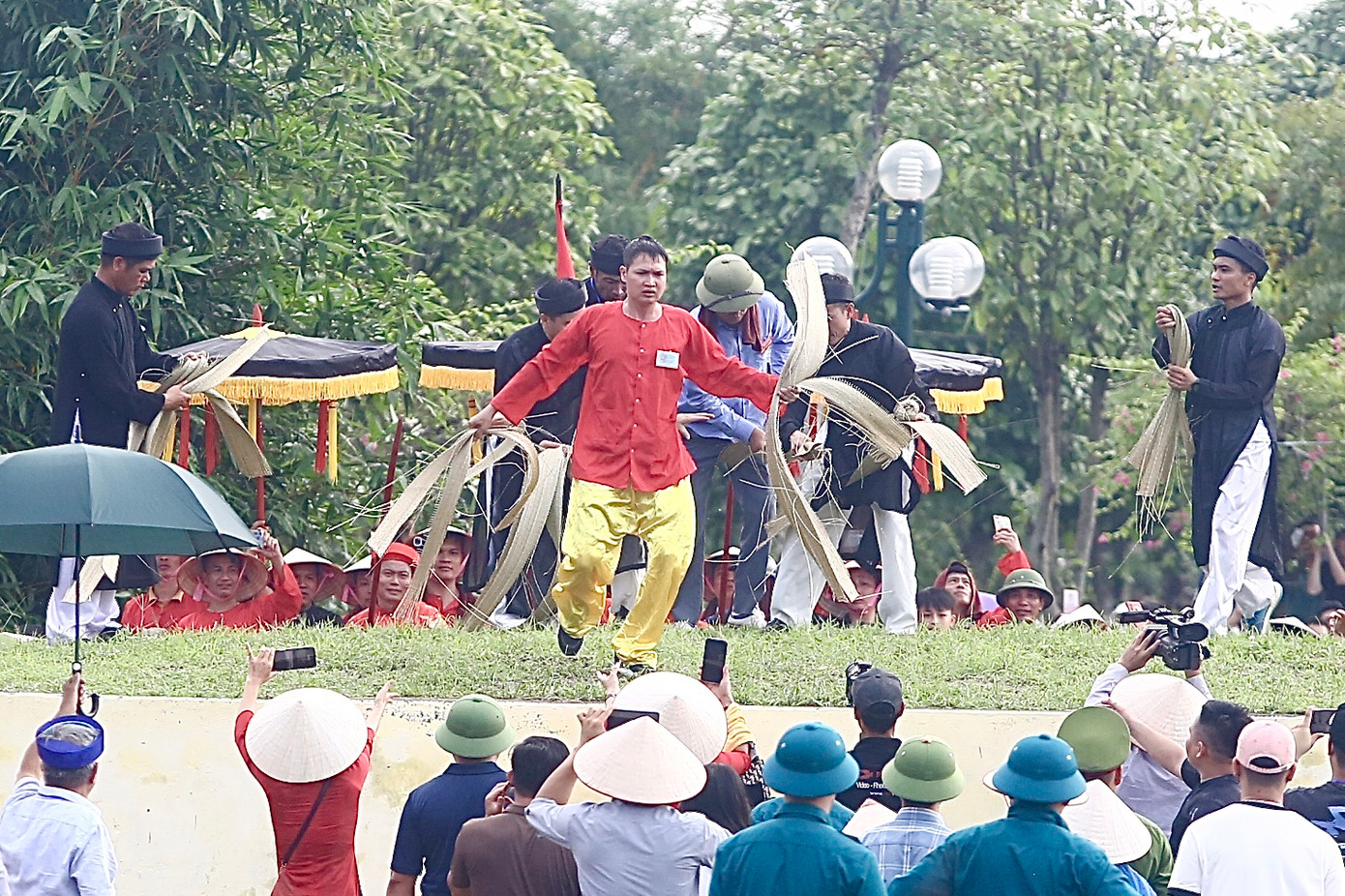 Thay vì tranh cướp, chiếu được cắt thành nhiều phần, tung cho người dân và du khách phía dưới.