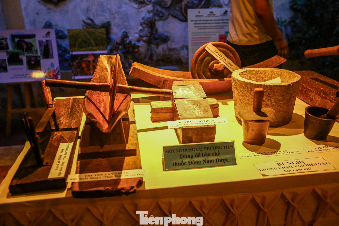 Trưng bày dụng cụ, phương tiện để bào chế thuốc Đông Nam dược.
