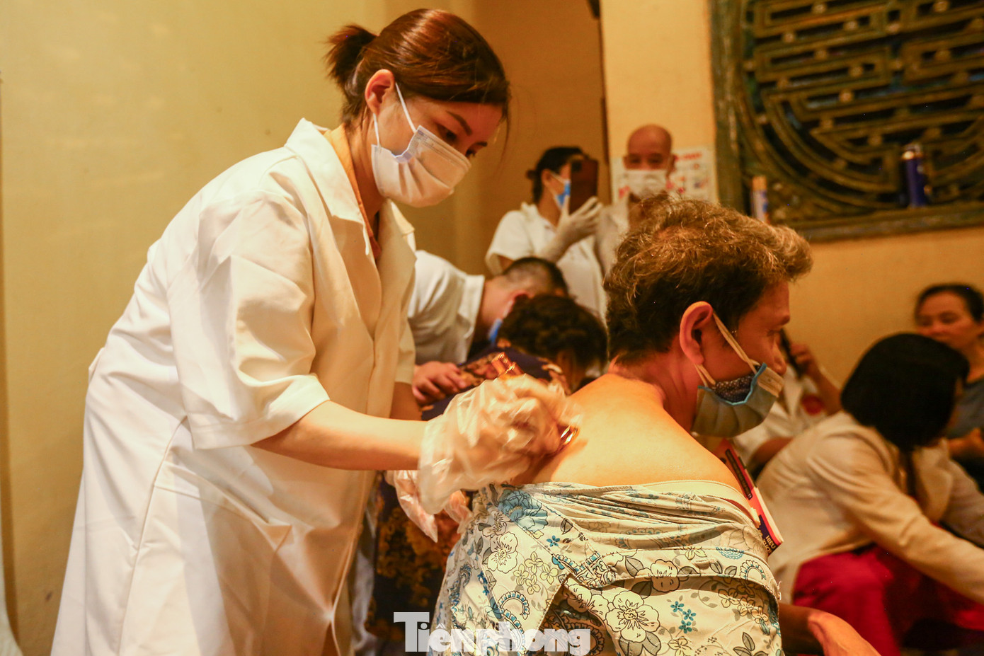 Bên cạnh đó, người dân còn được xoa bóp, bấm huyệt.