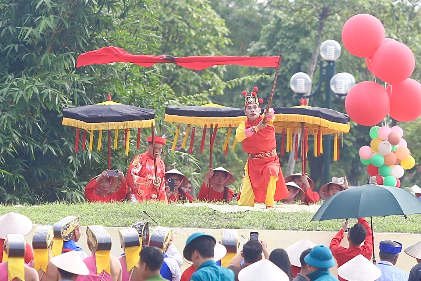 Trận đánh Soi Bia, ông Hiệu Cờ múa cờ Lệnh với các động tác múa cờ Thuận và múa cờ Nghịch, thể hiện sự mưu lược sáng tạo trong Binh Pháp