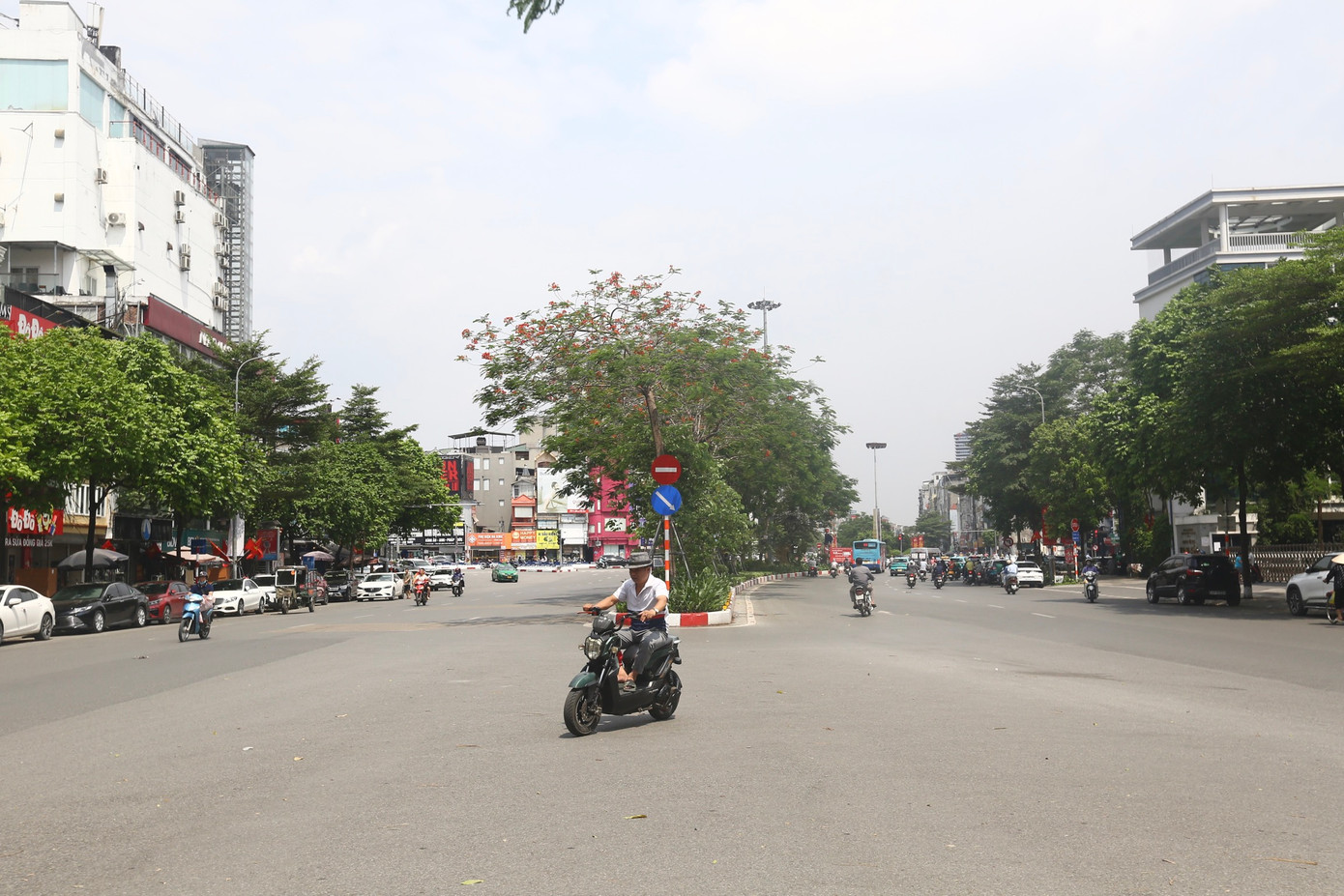 Tuyến đường với mặt cắt trên 80m, mỗi bên đường có 4 làn xe.