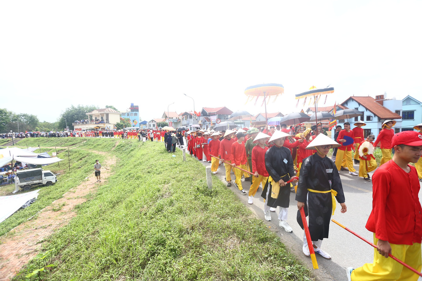 Đoàn rước kéo dài hàng trăm mét rước trên đê.
