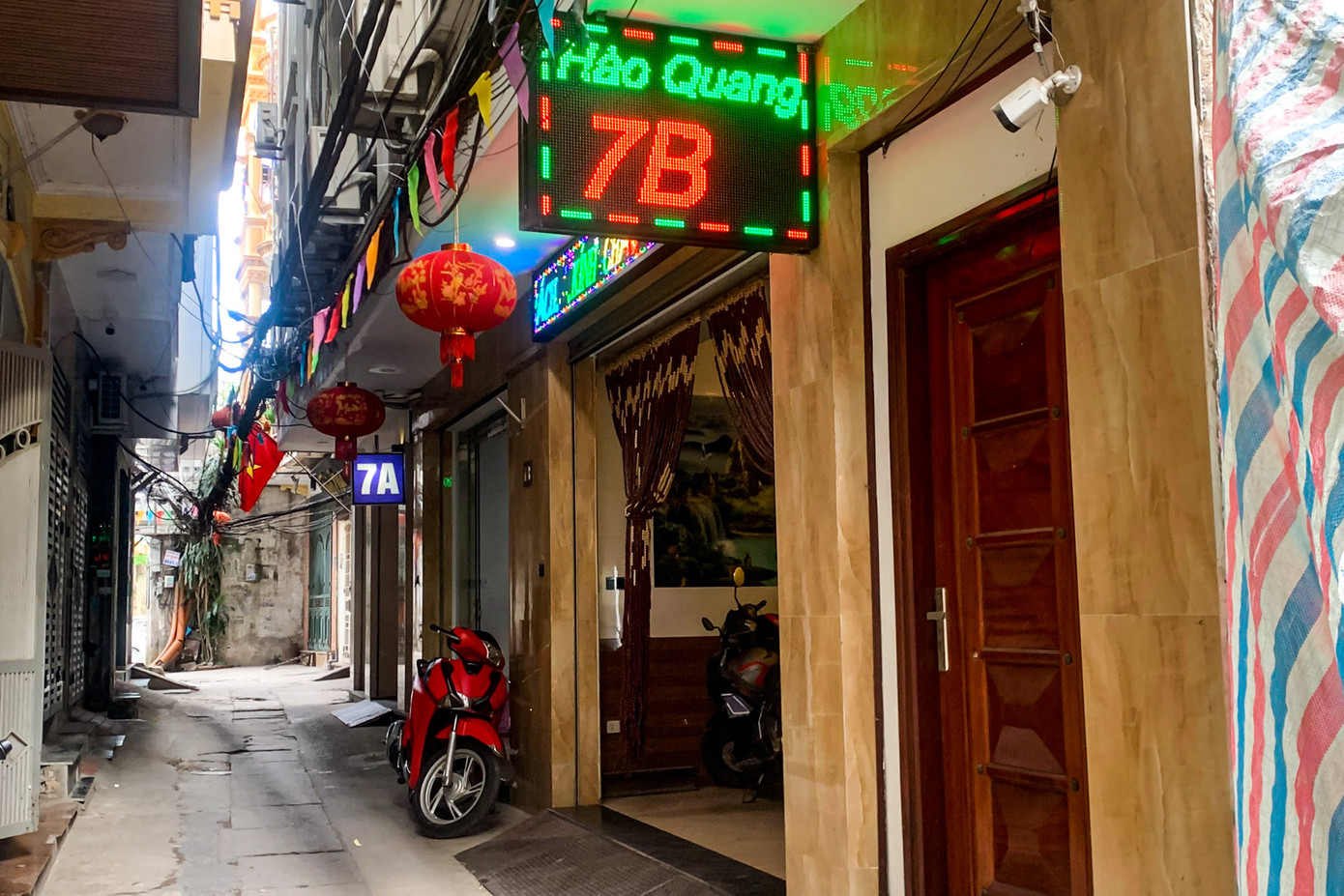 Cũng nằm trong ngõ 111 Quan Hoa, hộ kinh doanh B&amp;B vi phạm PCCC và bị đình chỉ hoạt động từ năm 2022. Tuy nhiên, theo quan sát, cơ sở kinh doanh vẫn đang hoạt động dưới dạng nhà nghỉ.