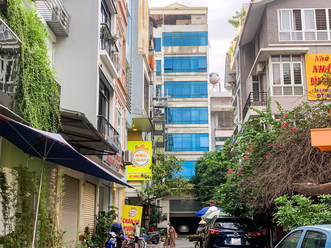 Tòa nhà Blue Aparterment nằm trong ngách, sâu trong ngõ 118 đường Nguyễn Khánh Toàn (phường Quan Hoa, quận Cầu Giấy) "dính" vi phạm PCCC, bị đình chỉ hoạt động năm 2022 và bị xử phạt hành chính 90 triệu đồng.