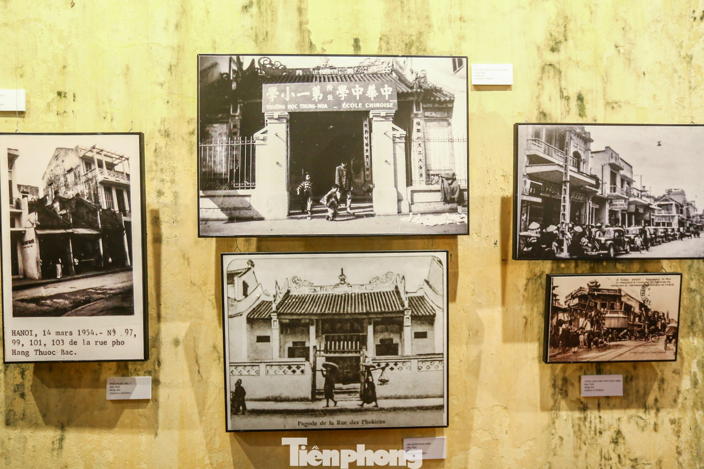 Những bức ảnh cũ về phố Lãn Ông được trưng bày tại Hội quán Phúc Kiến.