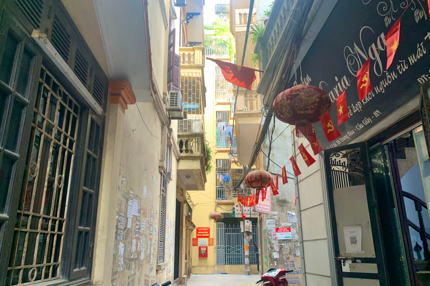 Bên trong những ngõ ngách ngoằn ngoèo này không khó bắt gặp những nhà cao tầng làm nhà trọ, chung cư mini với nhiều căn hộ, mật độ dân cư đông đúc.