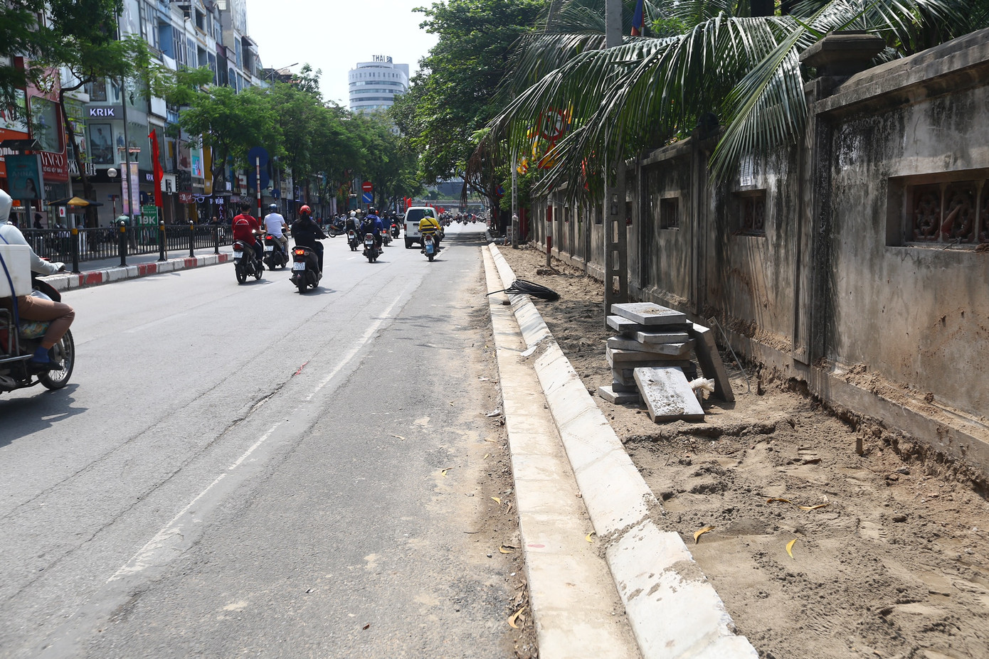 Phần vỉa hè hẹp đoạn gần Học viện Ngân Hàng đang thi công còn nham nhở, gây khó khăn cho người đi bộ.