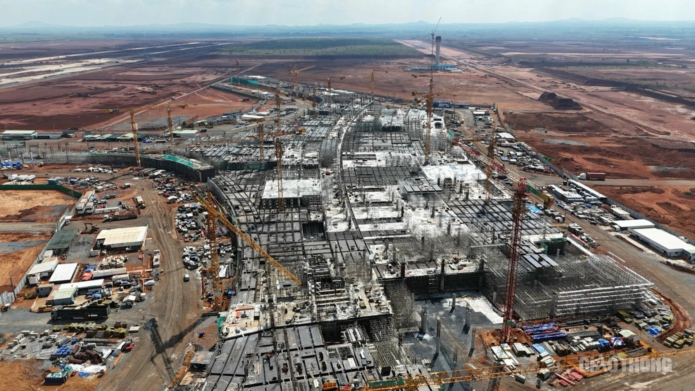 Khởi động từ tháng 1/2021, đến thời điểm này sân bay Long Thành đã đi qua khoảng ba năm rưỡi. Nhiều hạng mục được triển khai như san nền thoát nước, nhà ga hành khách, đường cất hạ cánh đường lăn sân đỗ, đường giao thông kết nối T1 T2. Khởi động từ tháng 1/2021, đến thời điểm này sân bay Long Thành đã đi qua khoảng ba năm rưỡi. Nhiều hạng mục được triển khai như san nền thoát nước, nhà ga hành khách, đường cất hạ cánh đường lăn sân đỗ, đường giao thông kết nối T1 T2.