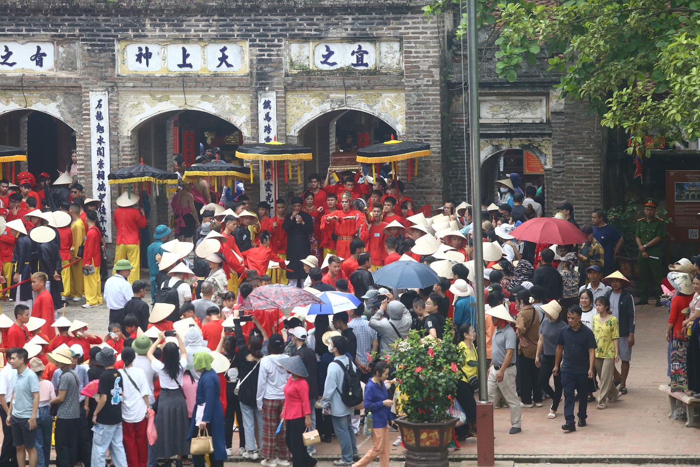 Màn tái hiện Thánh Gióng đánh giặc Ân tại Lễ hội Gióng vào chiều ngày 16/5 thu hút đông đảo người dân và du khách thập phương.