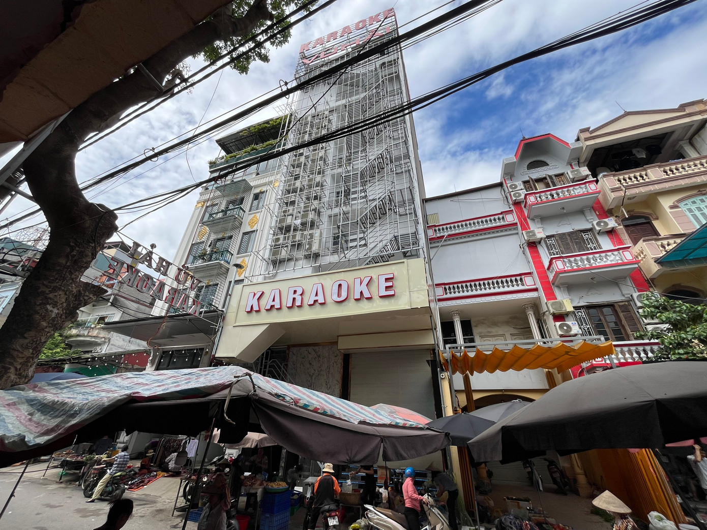 Cơ sở bị đình chỉ hoạt động từ năm 2022, theo đó số tiền phạt là 19,4 triệu đồng. Ghi nhận của PV, đến nay cơ sở vẫn trong tình trạng "cửa đóng then cài.