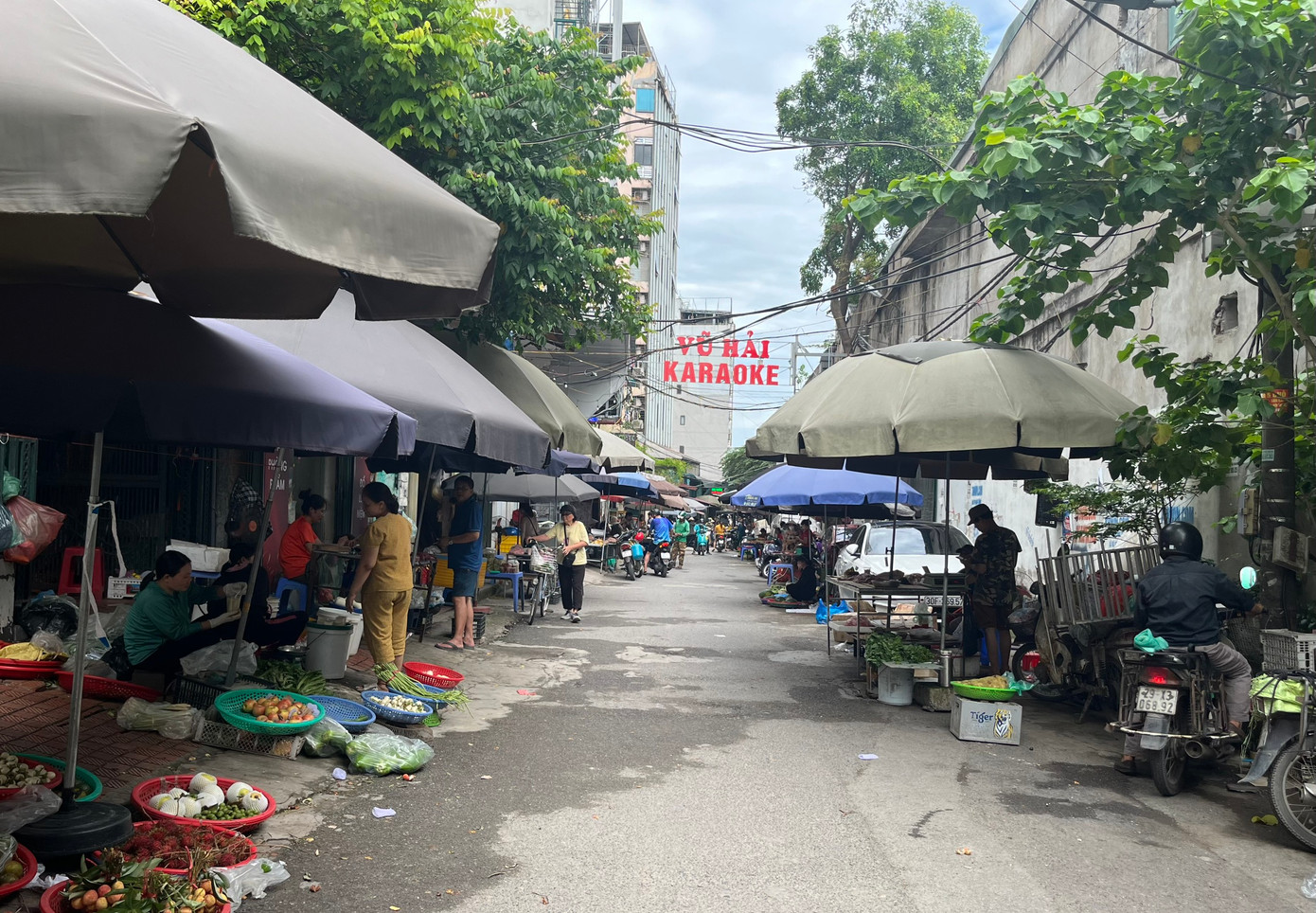 Hàng loạt quán karaoke nằm trong danh sách 78 công trình "dính" vi phạm PCCC. Trong đó, đầu tiên có thể kể đến là quán karaoke Vũ Hải nằm sâu trong ngõ 143, phố Quan Hoa (phường Quan Hoa, quận Cầu Giấy, Hà Nội)