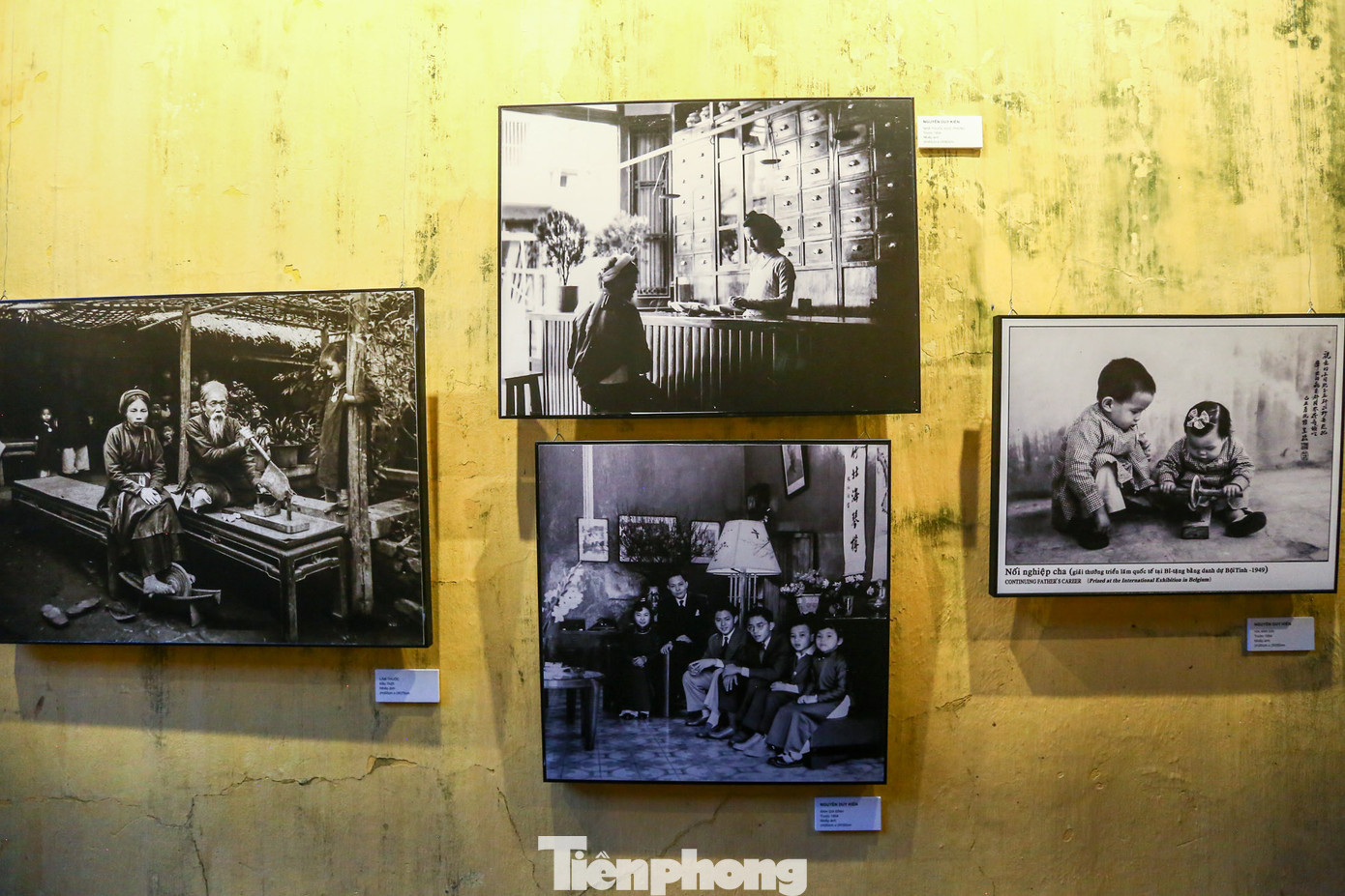 Những bức ảnh cũ về phố Lãn Ông được trưng bày tại Hội quán Phúc Kiến.