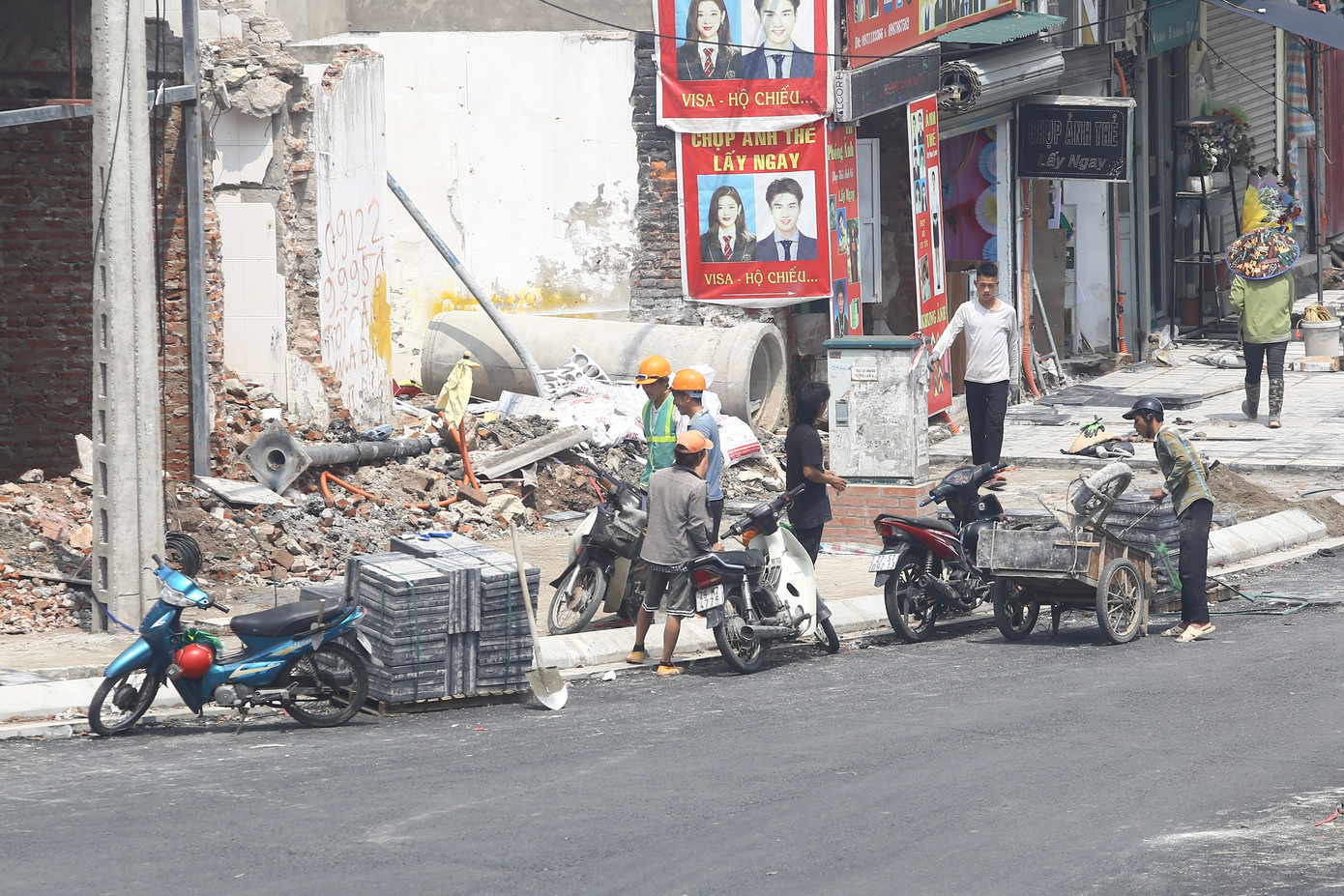 Dự án đang hoàn thiện những hạng mục cuối cùng như lát đá vỉa hè, thoát nước, chiếu sáng, cây xanh...