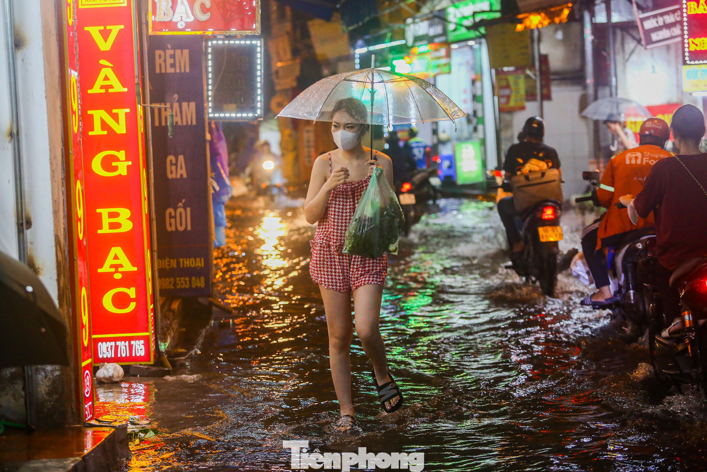 Đường ngập khiến sinh hoạt người dân ở khu vực trên trở nên khó khăn. Đường ngập khiến sinh hoạt người dân ở khu vực trên trở nên khó khăn.