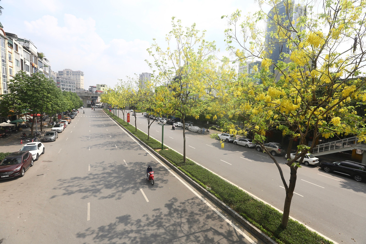 Được hoàn thành và đưa vào sử dụng từ năm 2015, tuyến đường Nguyễn Văn Huyên (Cầu Giấy) đắt đỏ không kém với tổng mức đầu tư hơn 969 tỷ đồng, chi phí giải phóng mặt bằng chiếm khoảng 680 tỷ đồng.