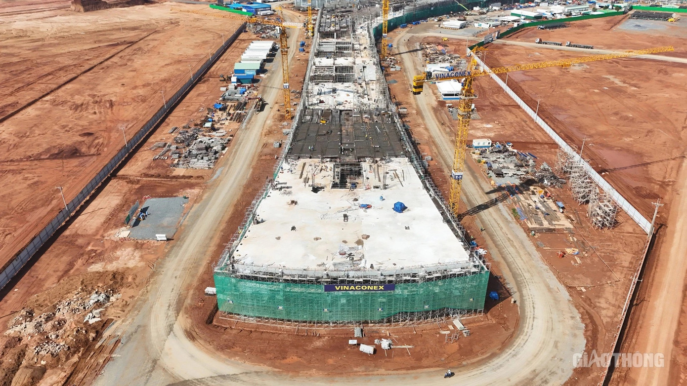 Từ những lô cao su bạt ngàn, sân bay Long Thành nay là một đại công trường. Đường kết nối hiện rõ, công trình nhà ga thành hình rõ nét, đường cất hạ cánh nên hình nên vóc. Từ những lô cao su bạt ngàn, sân bay Long Thành nay là một đại công trường. Đường kết nối hiện rõ, công trình nhà ga thành hình rõ nét, đường cất hạ cánh nên hình nên vóc.